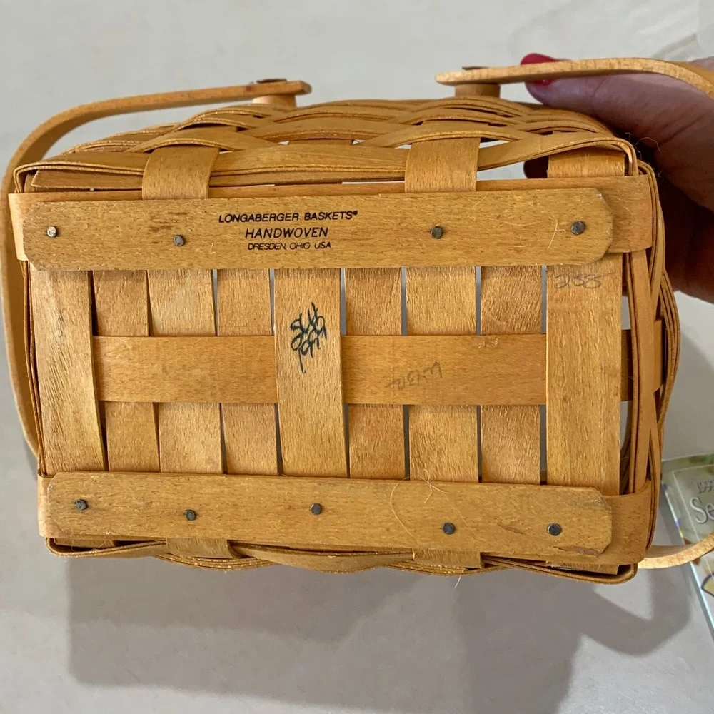 Longaberger Seashell Basket with Protector and Product Card. From 1999.